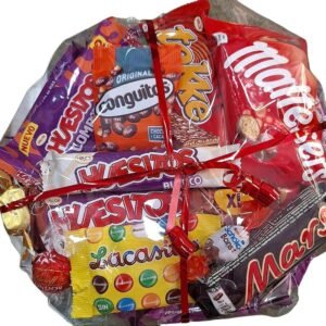 Pack surtido chocolates con variadas marcas como Huesitos, Lacasitos, Mars y más en un hermoso diseño de regalo.